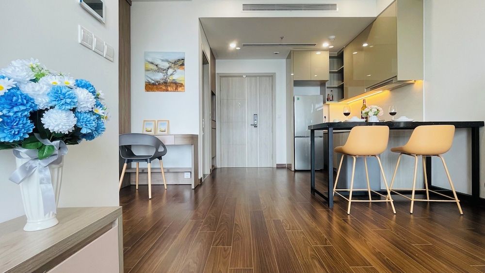 Luna's House - Vinhomes Smart City Deluxe Apartment, Balcony, Lake View 10