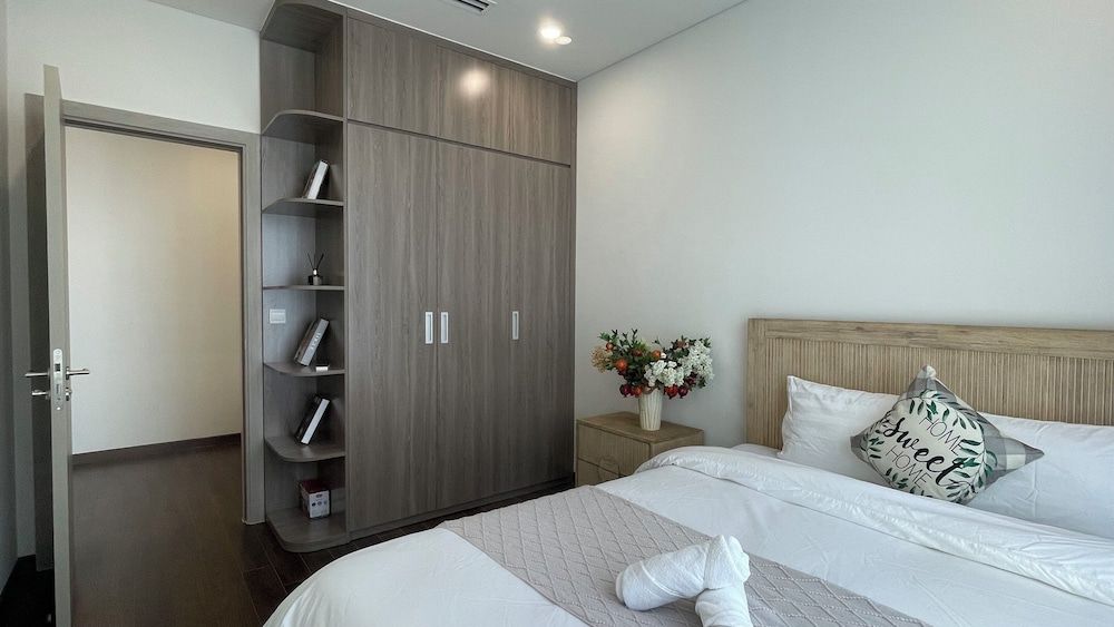 Luna's House - Vinhomes Smart City Deluxe Apartment, 1 Bedroom, Balcony, Lake View 3