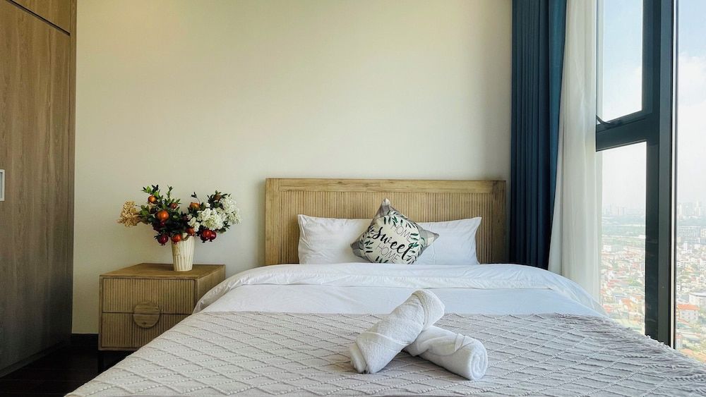 Luna's House - Vinhomes Smart City Deluxe Apartment, 1 Bedroom, Balcony, Lake View