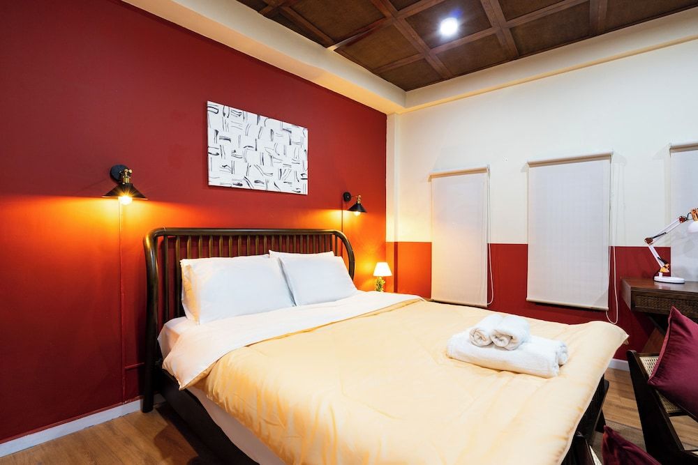 Deluxe Room, 1 Queen Bed, Non Smoking, City View (101)