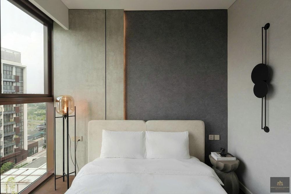 Metropole Residences Luxury Suite Luxury Apartment, 1 Bedroom, Balcony, City View 2