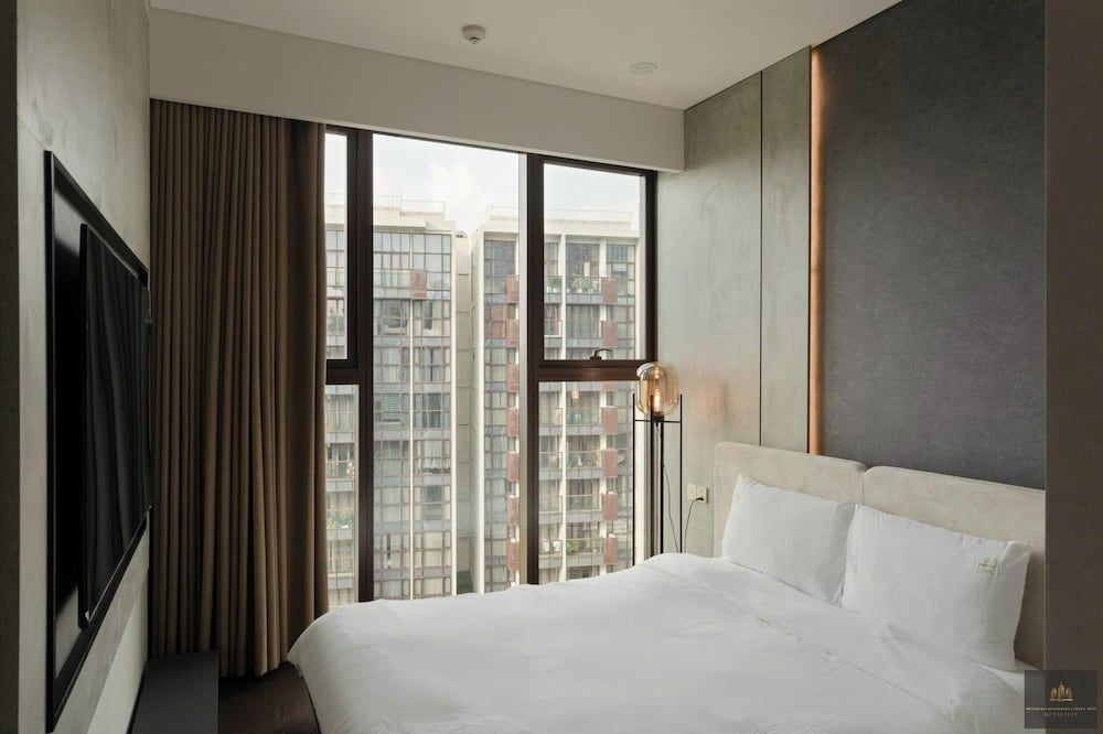 Metropole Residences Luxury Suite Luxury Apartment, 1 Bedroom, Balcony, City View 12