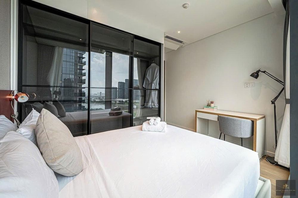 Metropole Residences Luxury Suite Luxury Apartment, 1 Bedroom, Balcony, City View 4