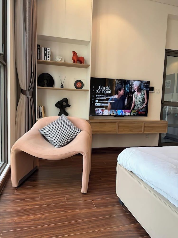 Masteri Waterfront by Emily in Town Deluxe Studio, Balcony, City View 4