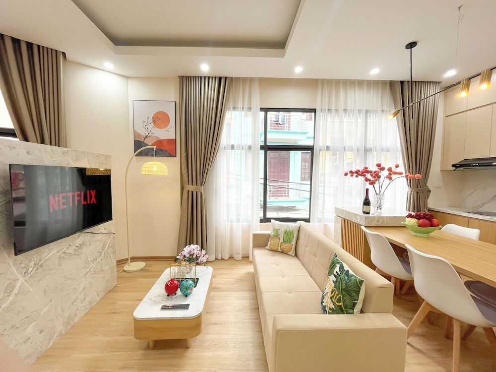 Amazing Housing Lac Long Quan