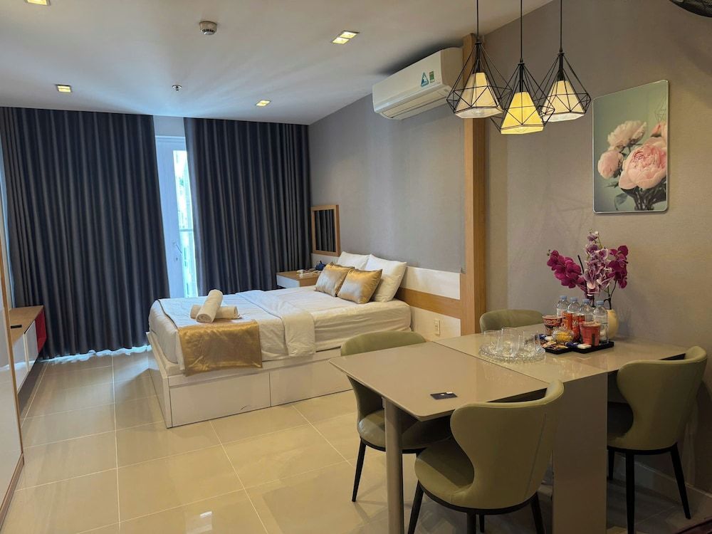 KVG Luxstay TanSonNhat Airport Skycenter Executive Suite, Multiple Beds, Club Lounge Access, City View 2