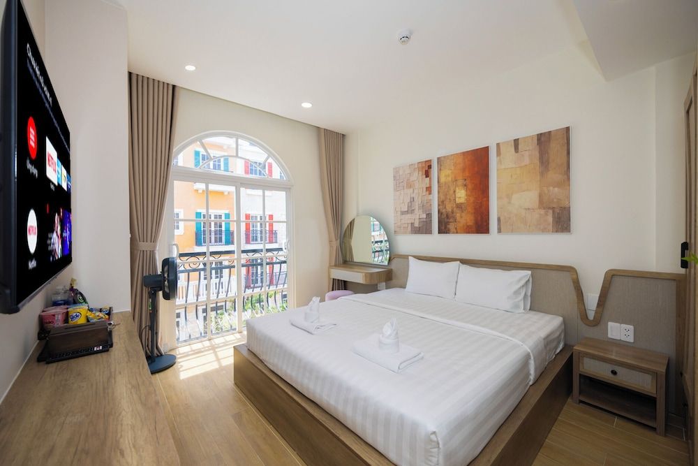 Deluxe Room, 1 King Bed, City View