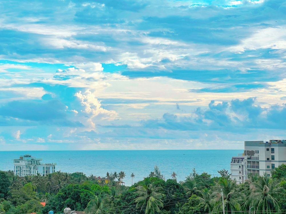 Sea Breeze Resort & Spa Executive Quadruple Room, Garden View 13