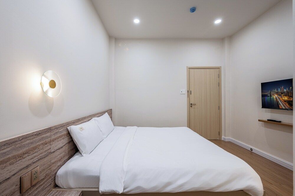 Home by CR Concept in The Center Standard Room, 1 King Bed 8