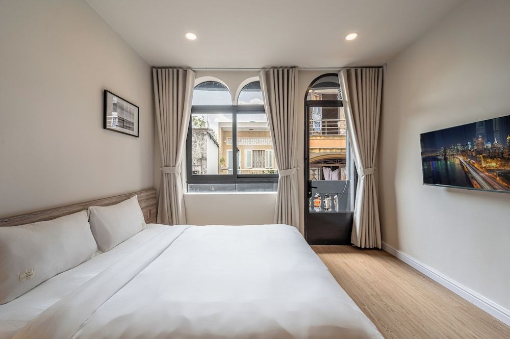 Home by CR Concept in The Center Deluxe Studio, 1 King Bed, Balcony 7