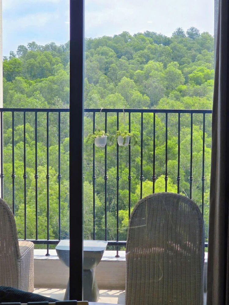 SenSea Hillside APT - Sunset Town PQ Comfort Apartment, Balcony, Mountain View 7