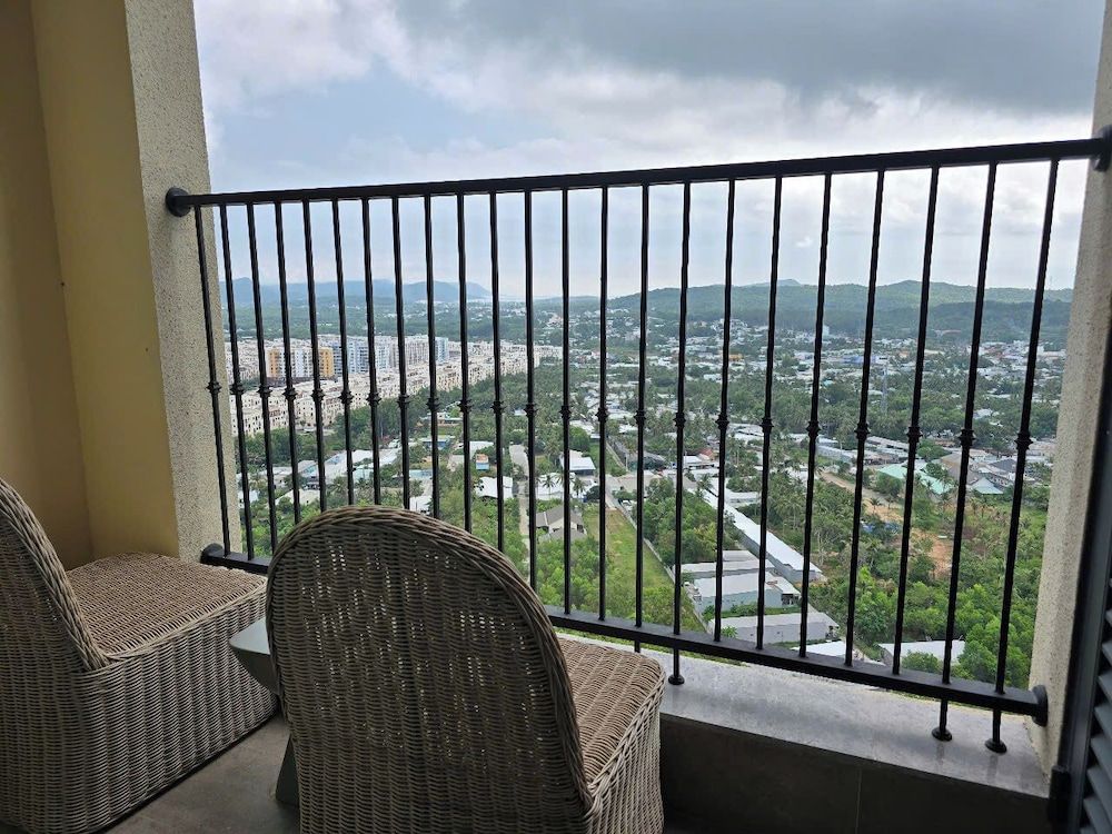 SenSea Hillside APT - Sunset Town PQ Comfort Apartment, Balcony, Mountain View 6