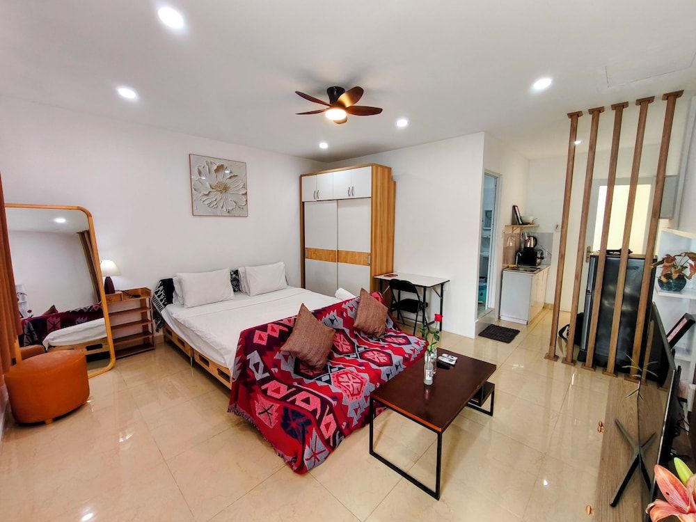 Deluxe Two-Bedroom Apartment with Garden View