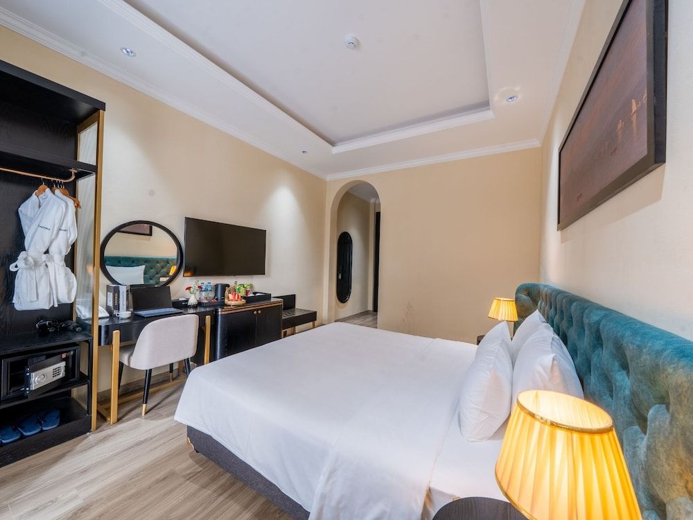 Junior Room, 1 King Bed, Balcony, City View