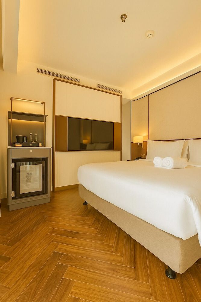 La Passion Sai Gon Hotel Premier Suite, Balcony, City View - Afternoon Tea on Sky Beach 3