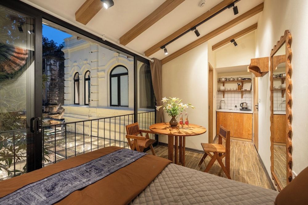 Honeymoon Studio, City View