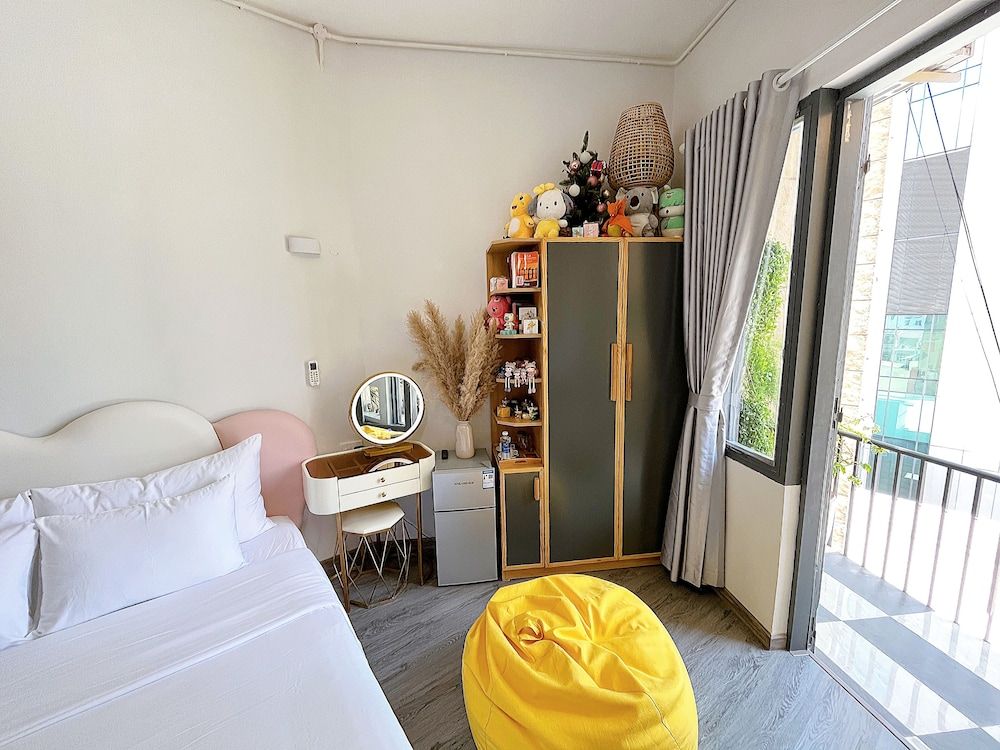 Deluxe Studio Suite, 1 King Bed, Balcony, City View