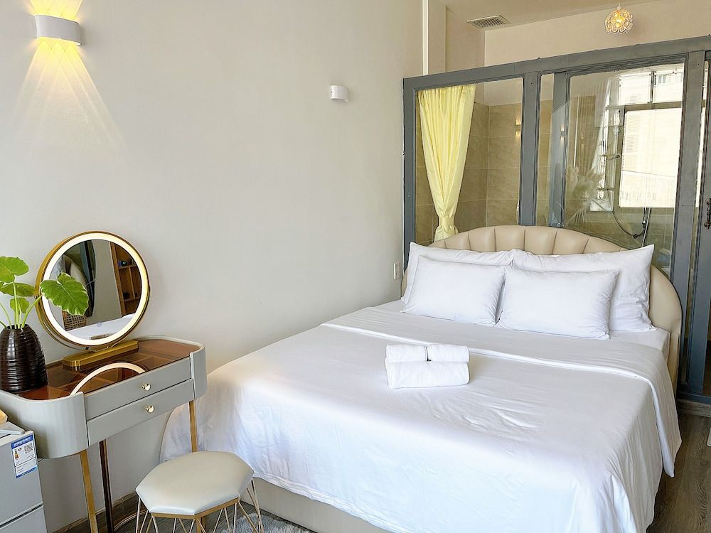 Deluxe Studio Suite, 1 King Bed, Non Smoking, City View