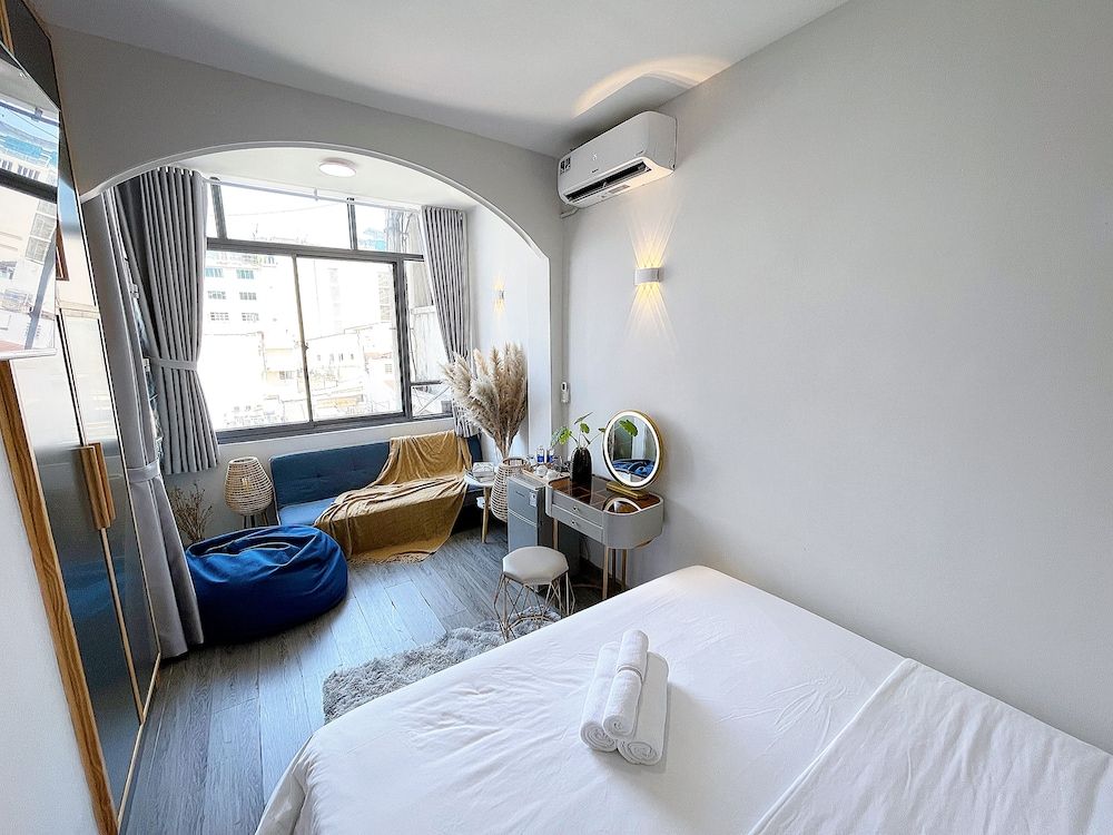 Deluxe Studio Suite, 1 King Bed, Non Smoking, City View