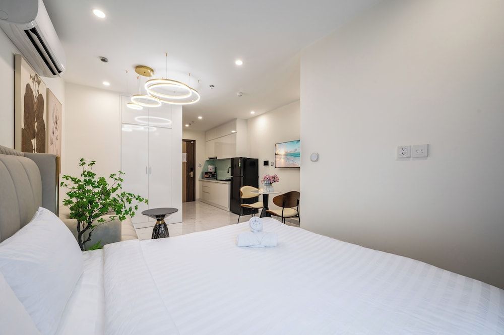 Deluxe Studio, 1 King Bed, Kitchen, City View