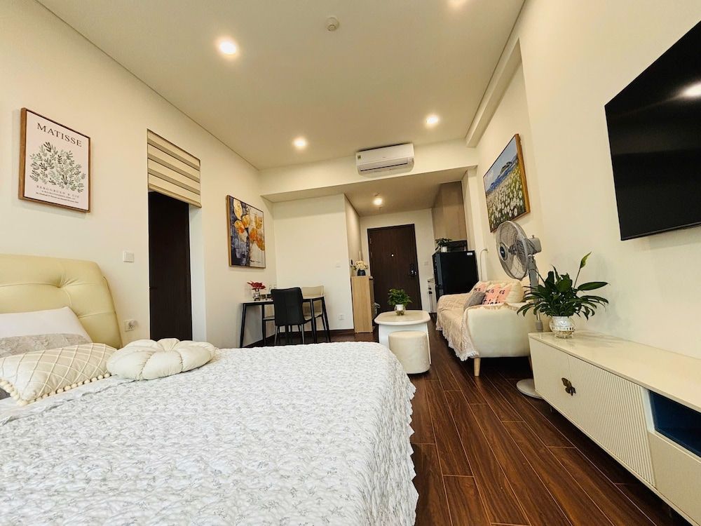 Lake View Homestay Masteri Oceanpark Deluxe Apartment, Lake View 3