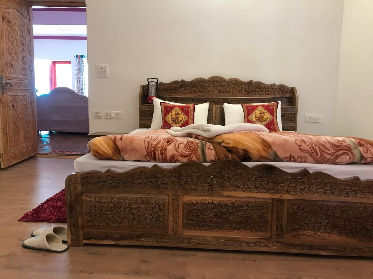 Hotel Jamshed Deluxe Room 4