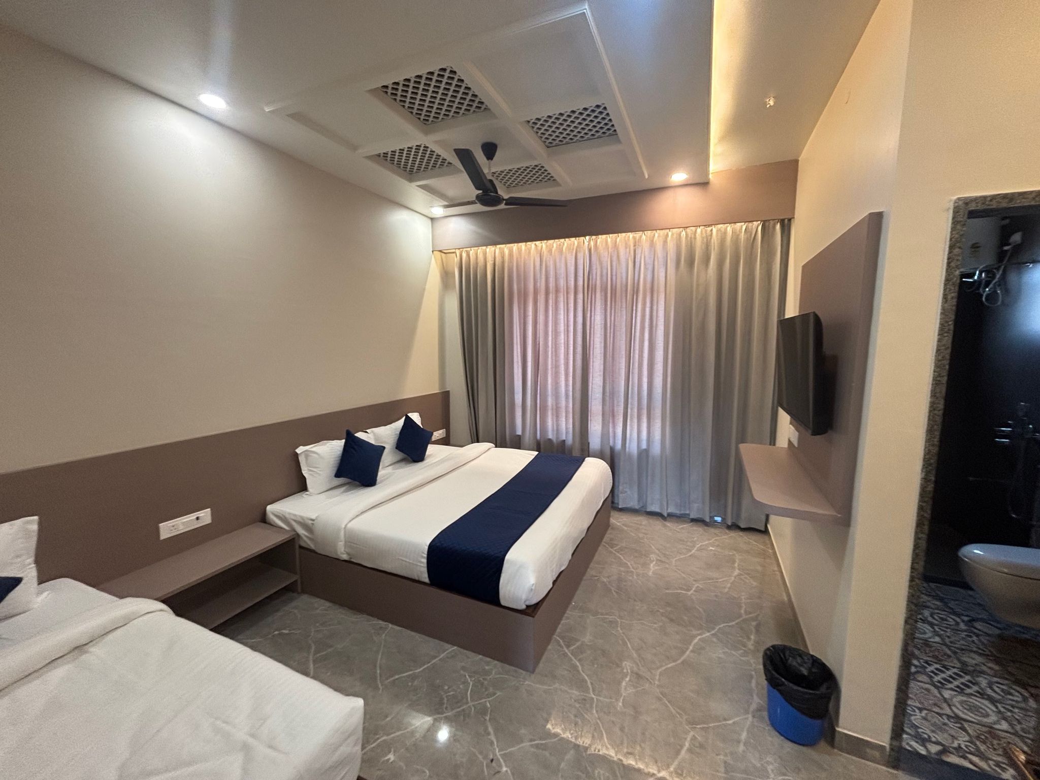 Deluxe Triple Room ( 1 Double Bed,1 Single Bed )