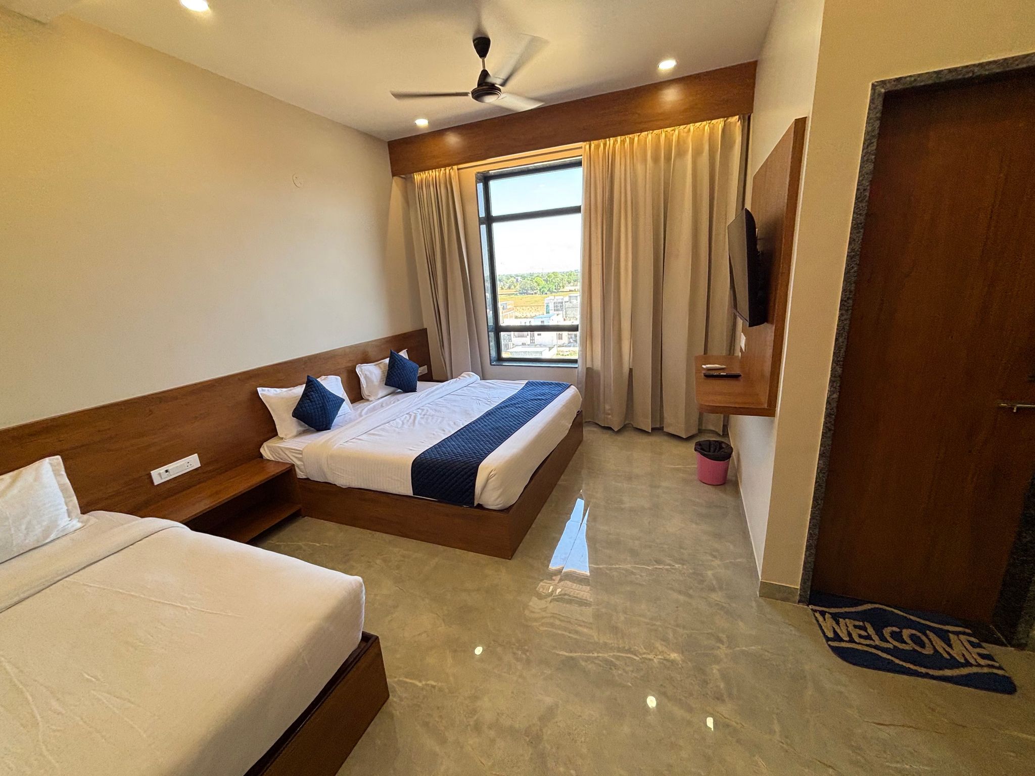 Deluxe Triple Room ( 1 Double Bed,1 Single Bed )