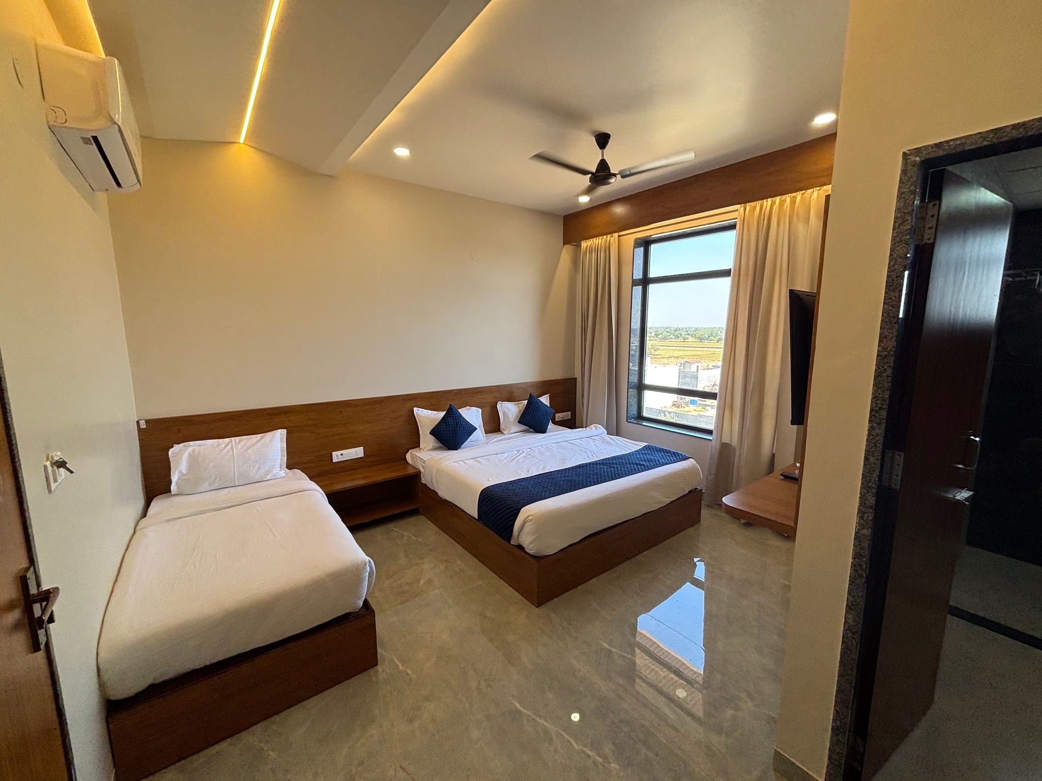 Deluxe Triple Room ( 1 Double Bed,1 Single Bed )