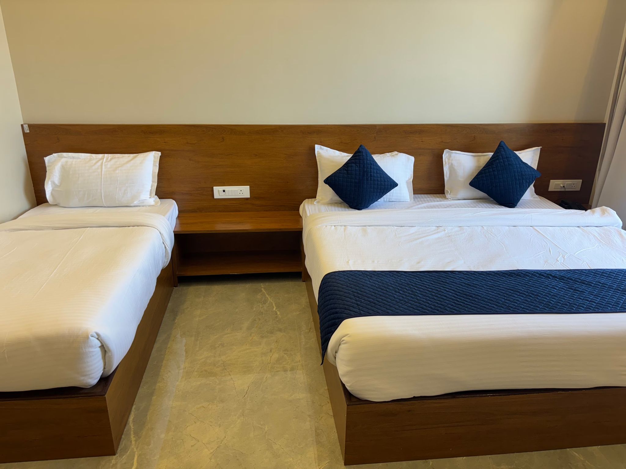 Deluxe Triple Room ( 1 Double Bed,1 Single Bed )