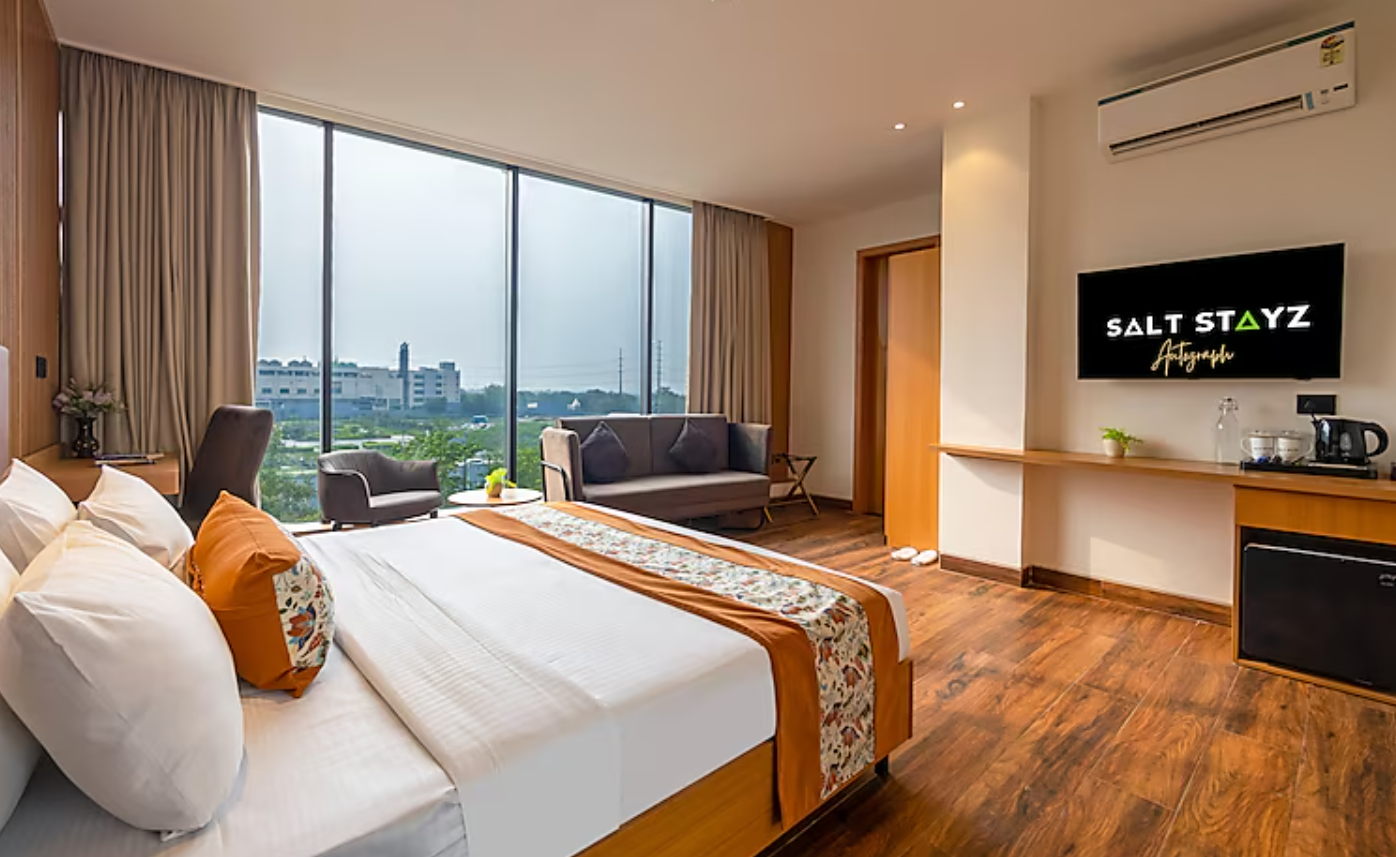 Suite Room with City View and Pool Access