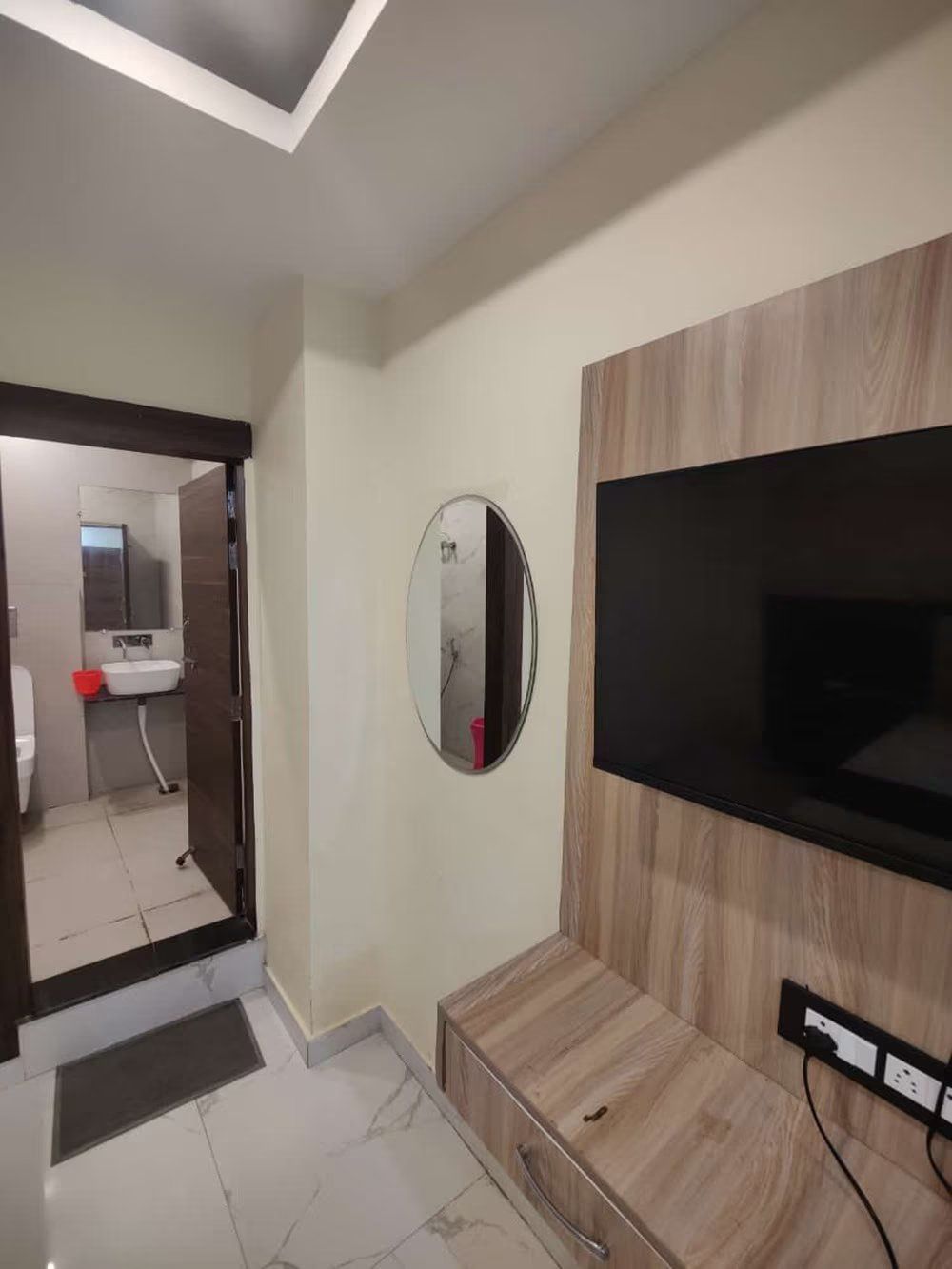 Hotel The Skies Deluxe Room 9