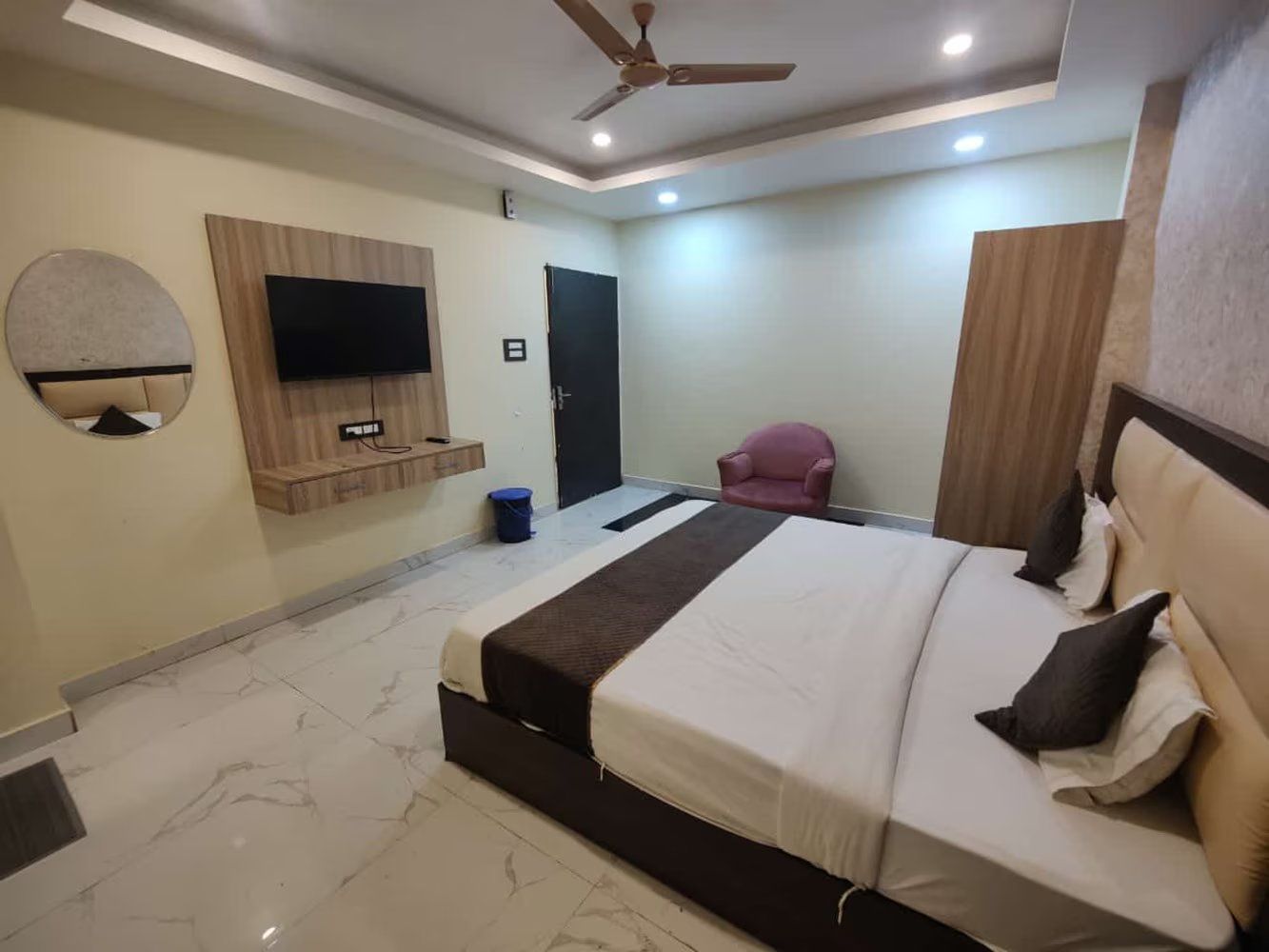 Hotel The Skies Deluxe Room 2