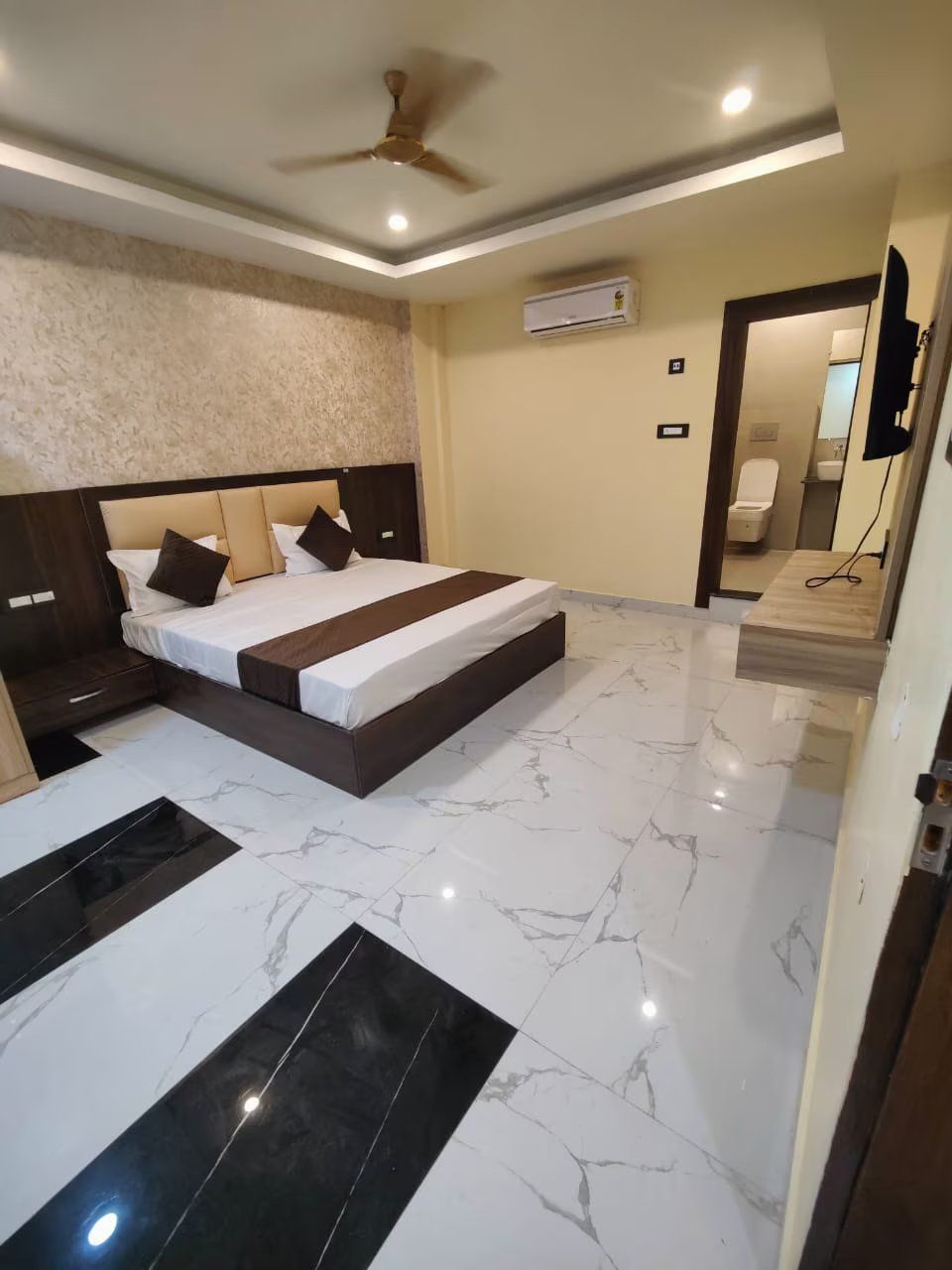 Hotel The Skies Deluxe Room 4