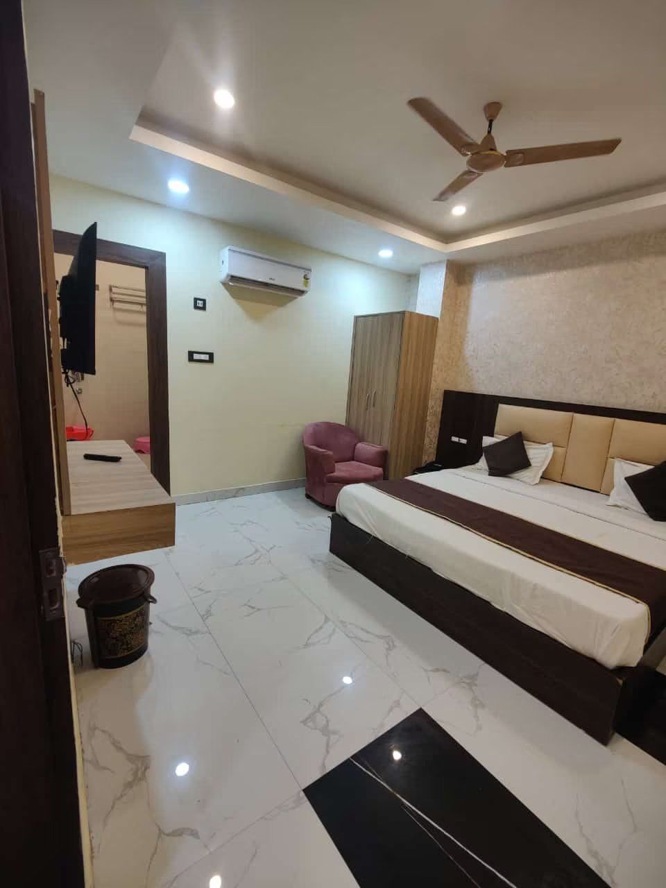 Hotel The Skies Deluxe Room 5