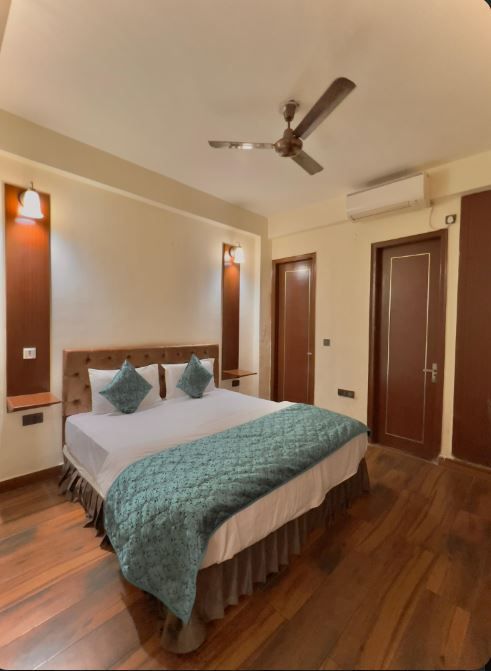Marigold- 5 Minutes away from Botanical Metro Deluxe Room 4