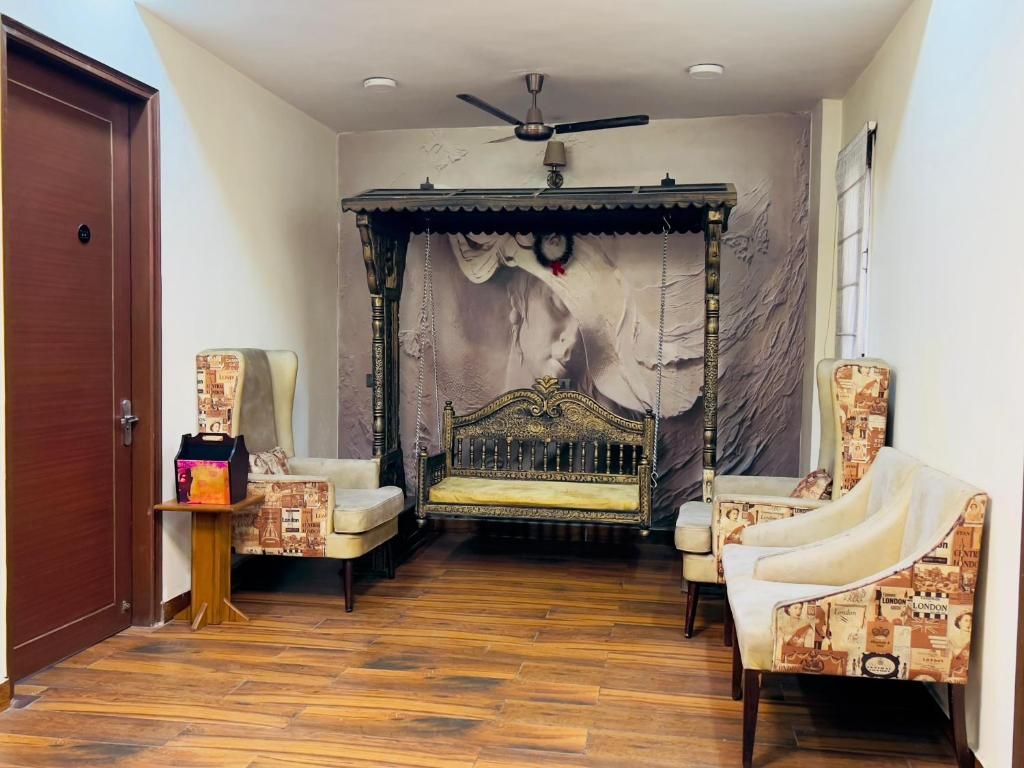 Marigold- 5 Minutes away from Botanical Metro Deluxe Room 9