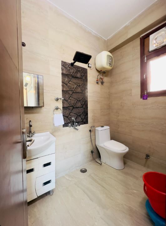 Marigold- 5 Minutes away from Botanical Metro Deluxe Room 7