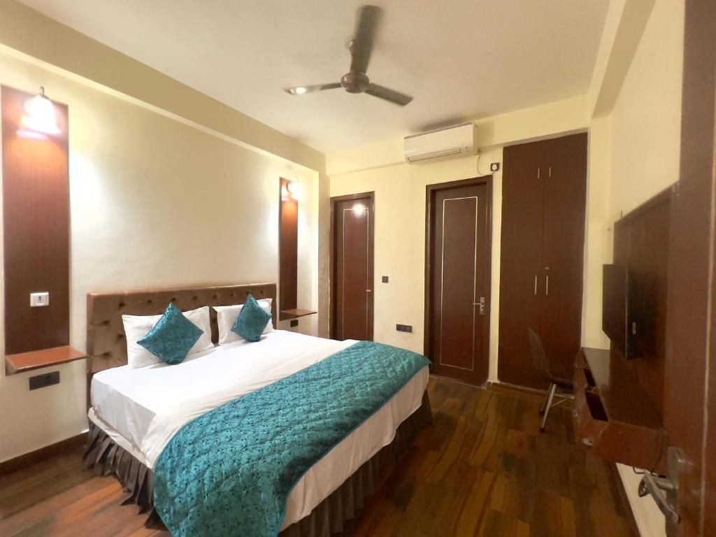 Marigold- 5 Minutes away from Botanical Metro Deluxe Room 3
