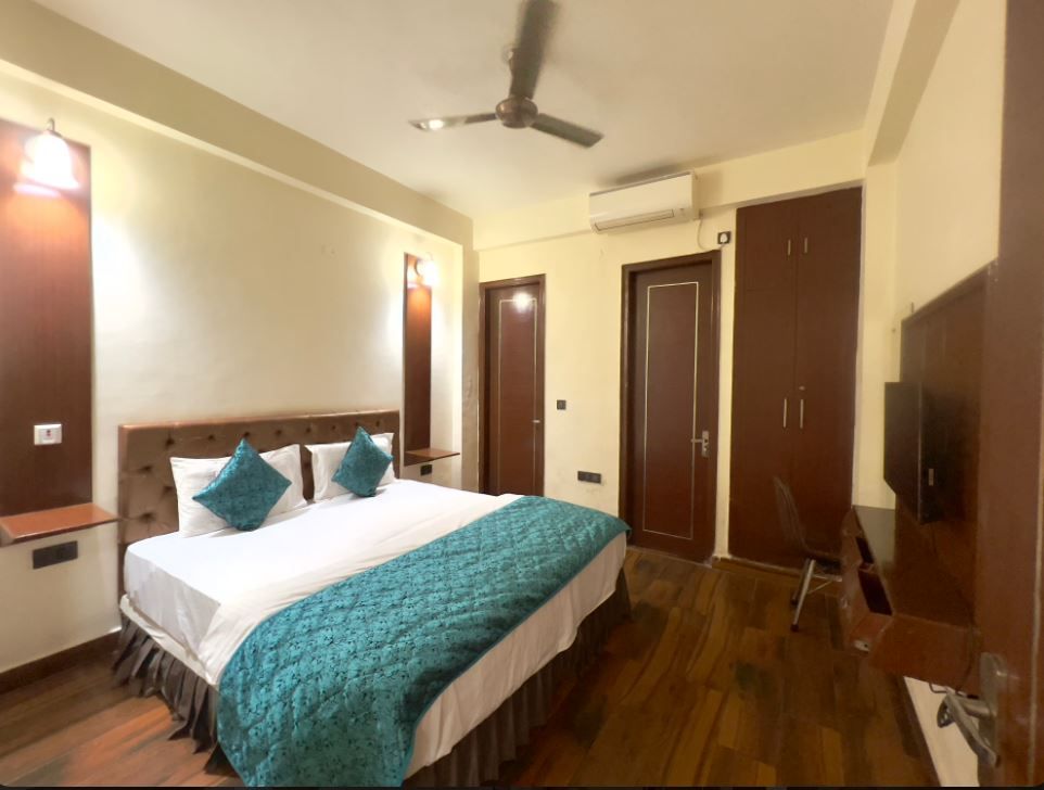 Marigold- 5 Minutes away from Botanical Metro Deluxe Room 5