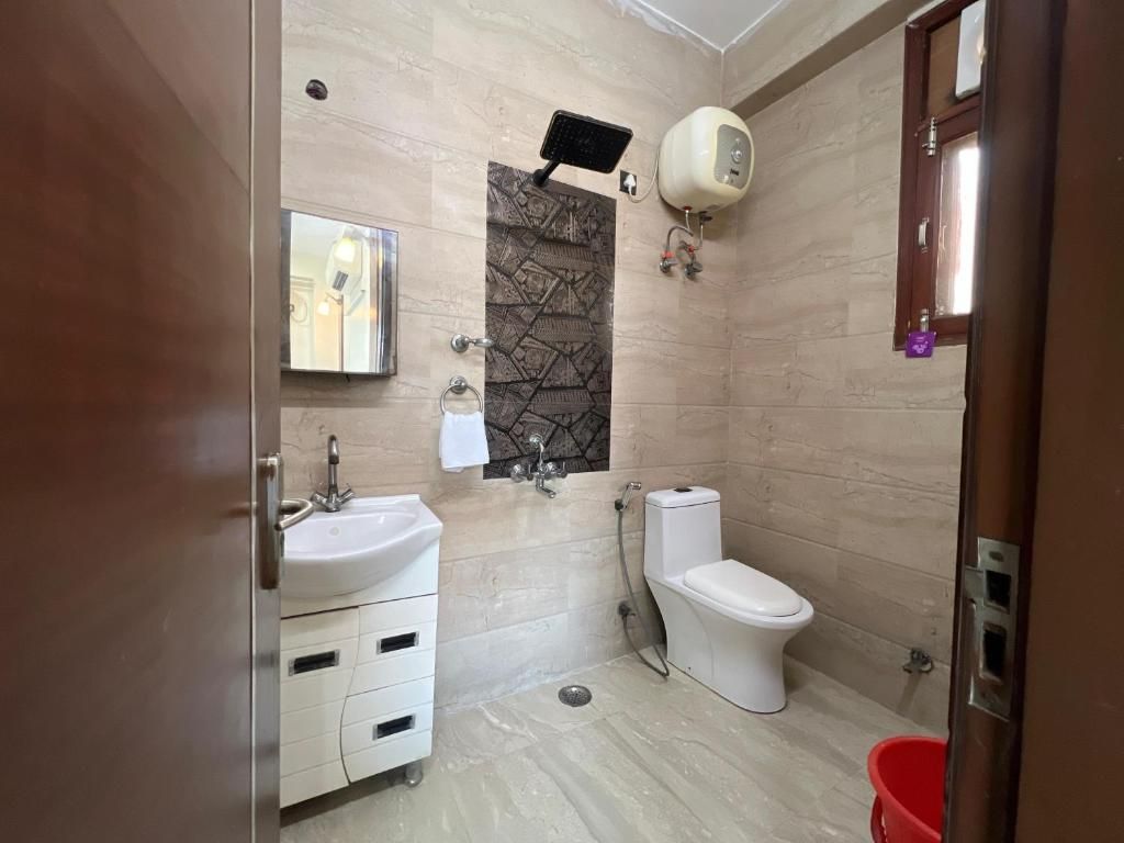 Marigold- 5 Minutes away from Botanical Metro Deluxe Room 8