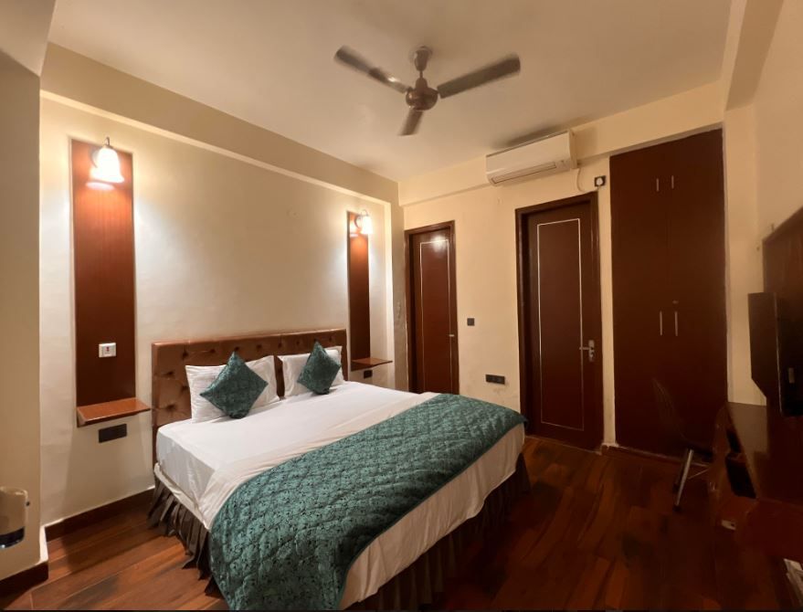 Marigold- 5 Minutes away from Botanical Metro Deluxe Room 6
