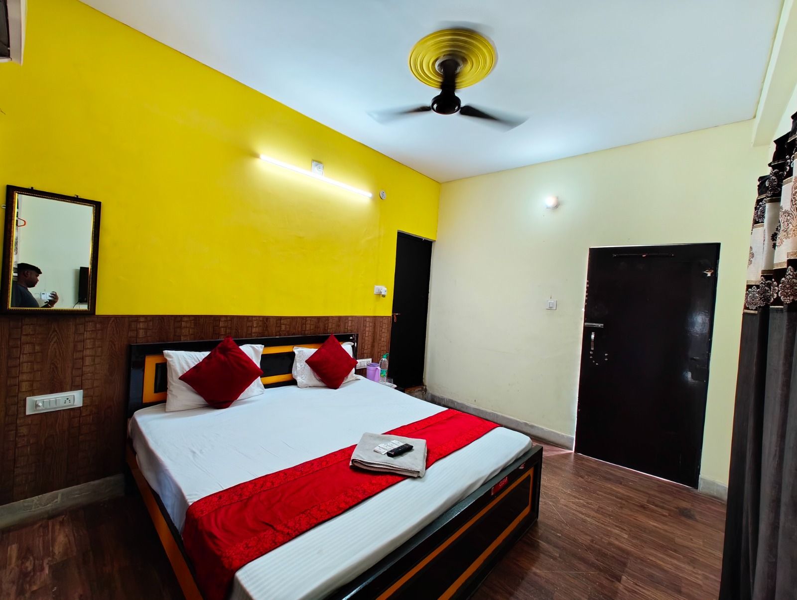 Hotel Varanasi Paradise Deluxe Double Bed Non AC 2