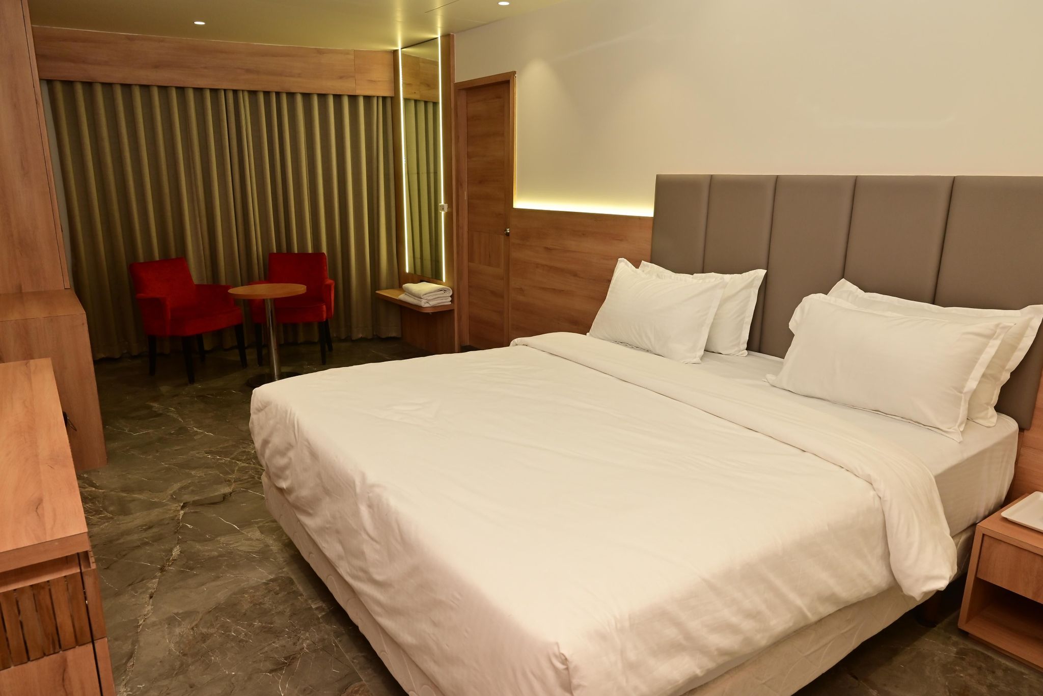 Semi Executive Deluxe Ac