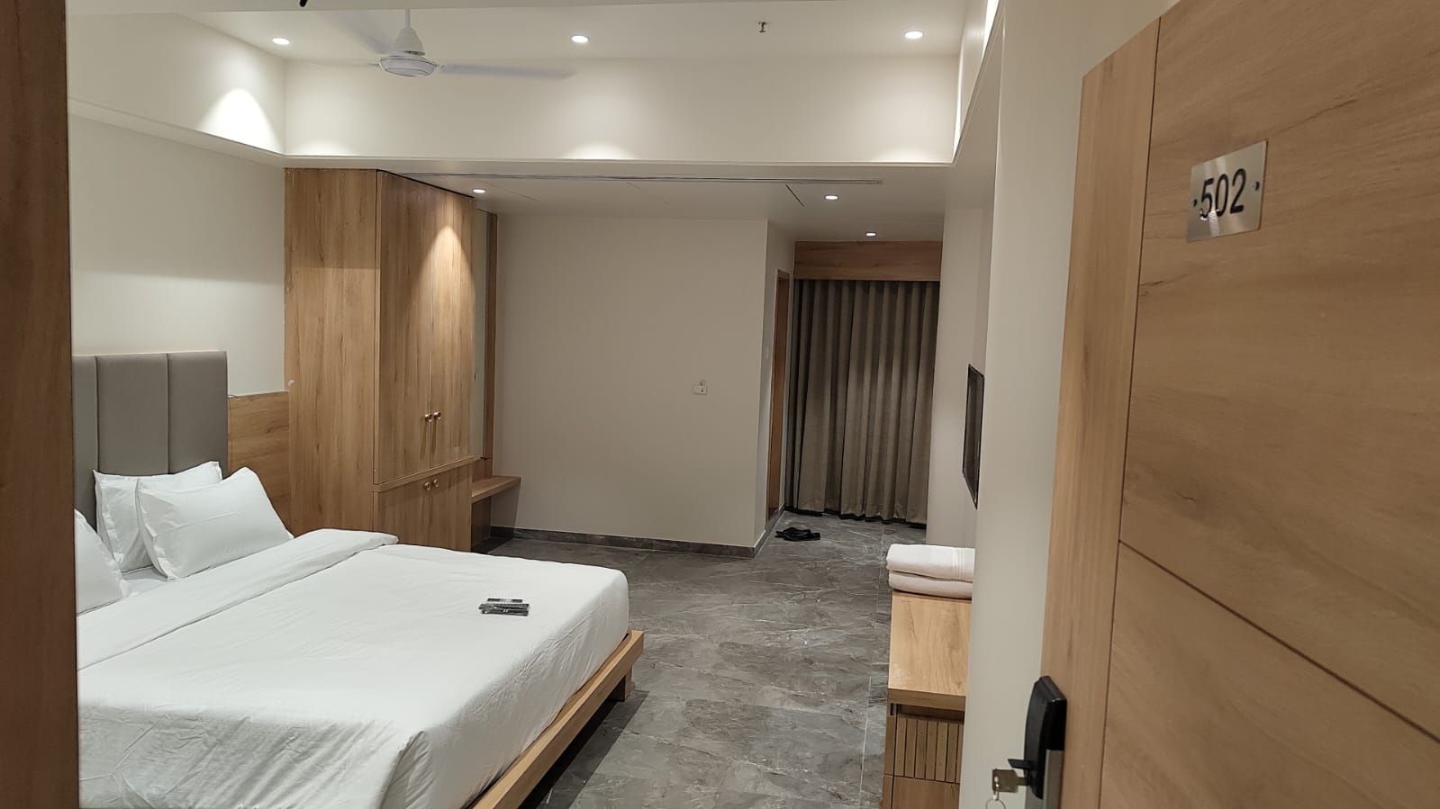 Semi Executive Deluxe Ac