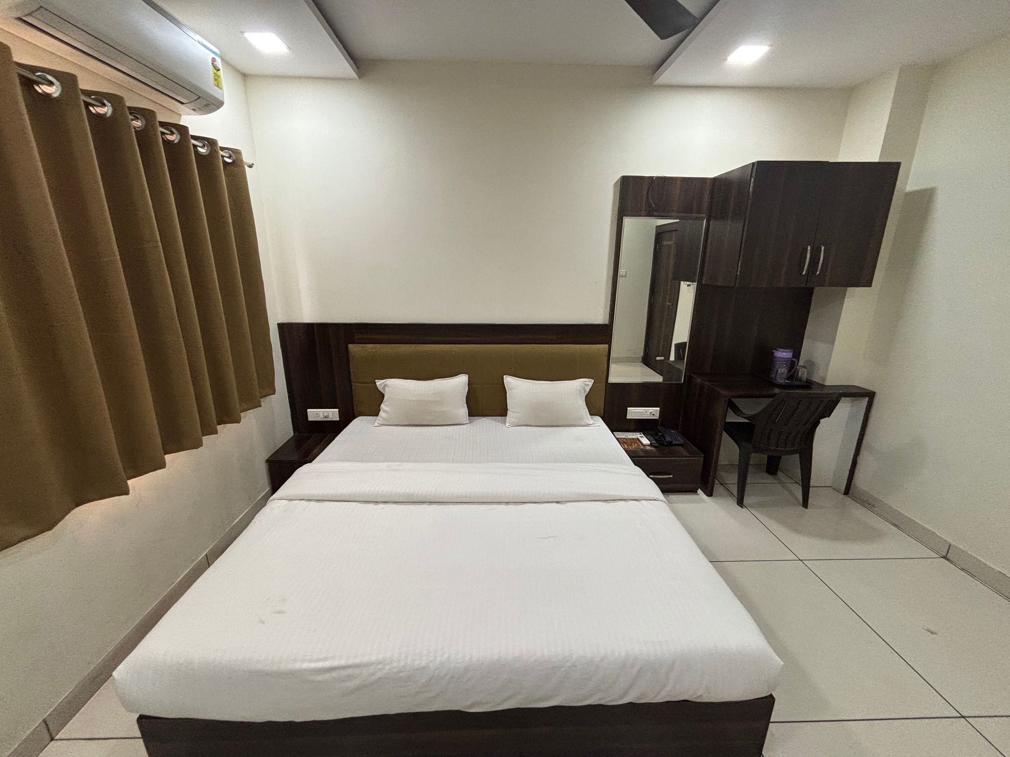 Hotel Vardhaman Deluxe Double Bed Room with Balcony 6