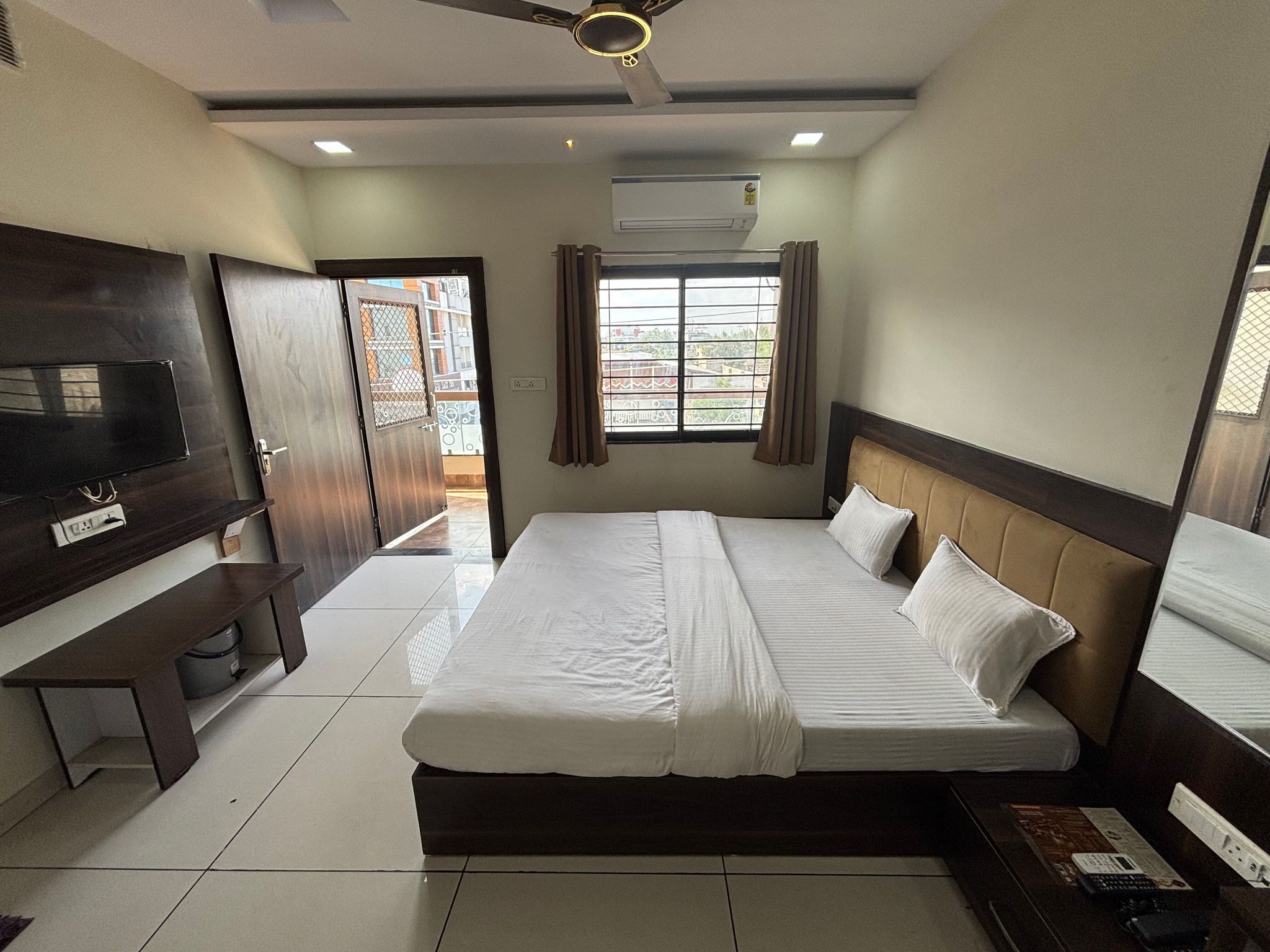 Hotel Vardhaman Deluxe Double Bed Room with Balcony 4