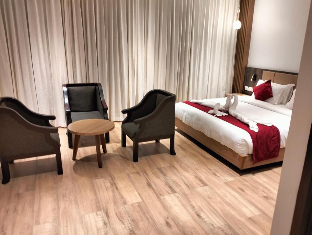 Gayathri Hotels Suite Room 2