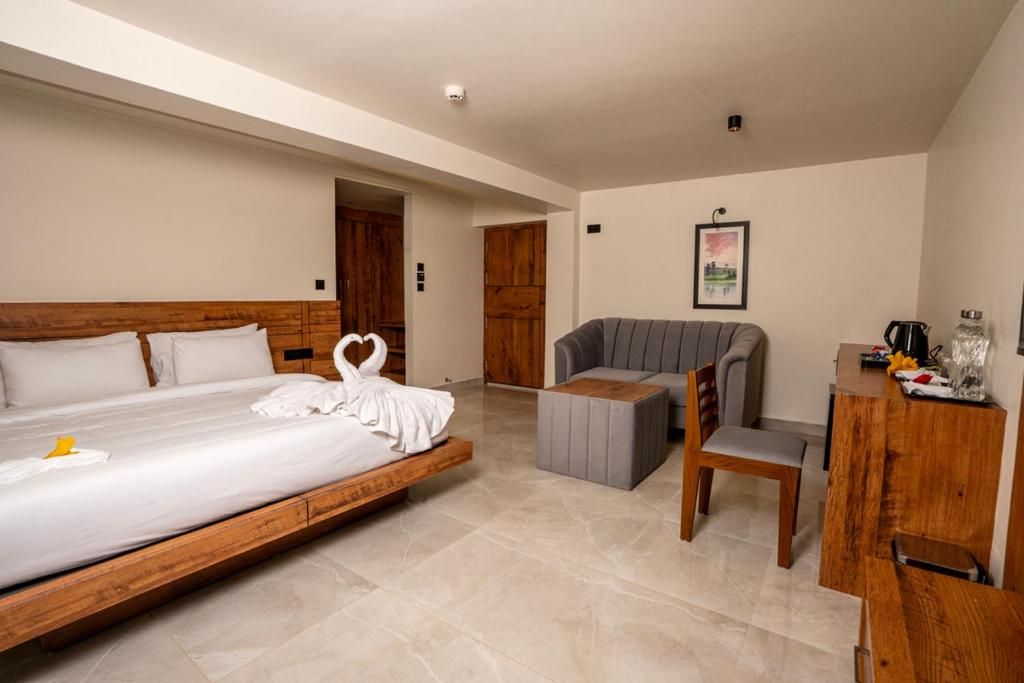 Royal Suite Valley View Room with Balcony and Bathtub