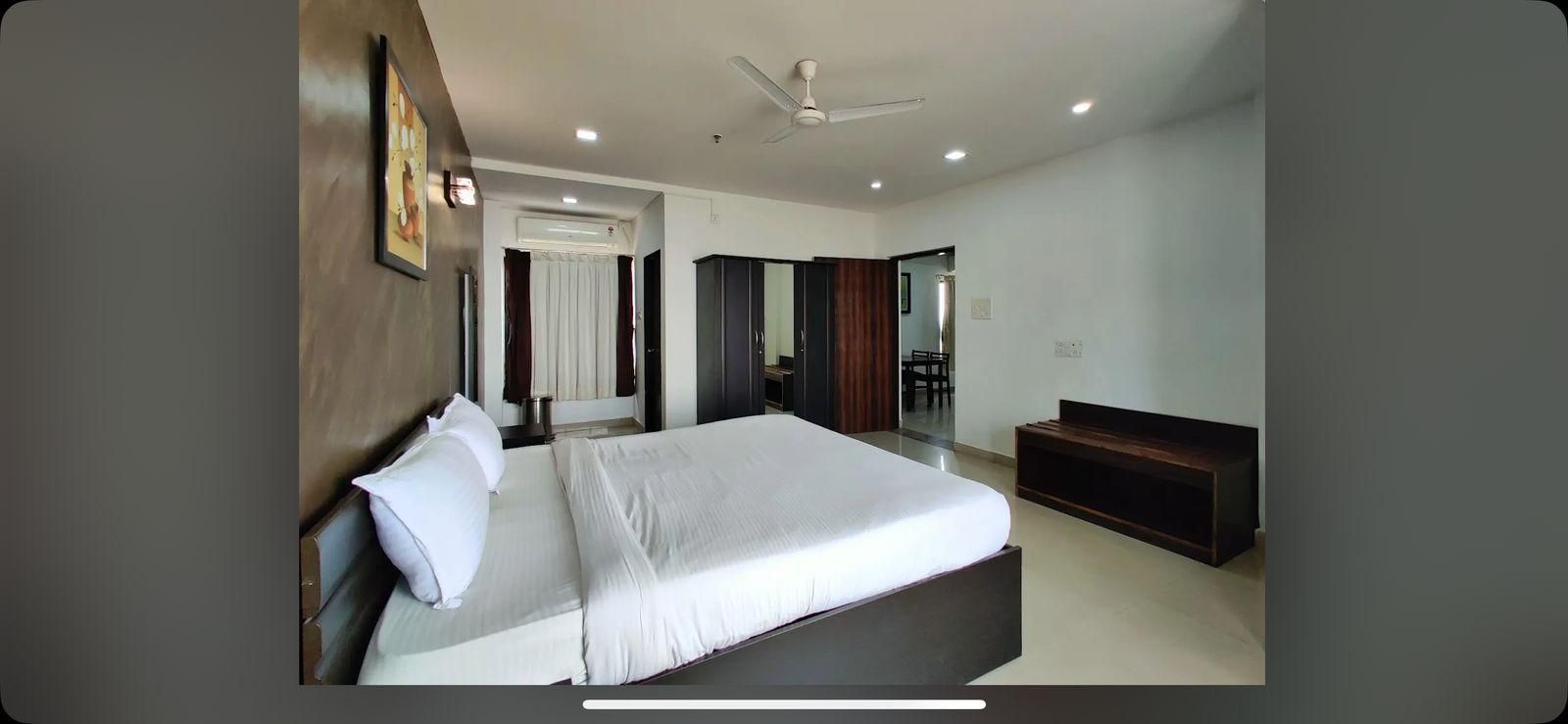 Deluxe - 1 King Bed